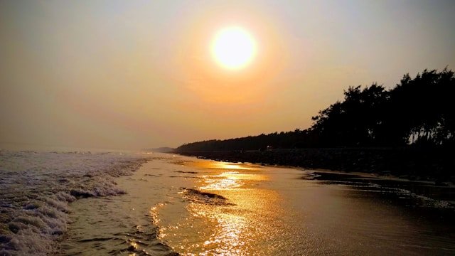 A popular coastal resort town famous for its shallow sand beaches